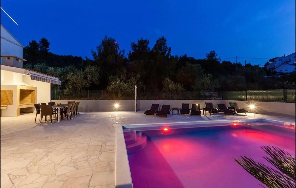 Luxury Villa Aria, Apartment تروغير